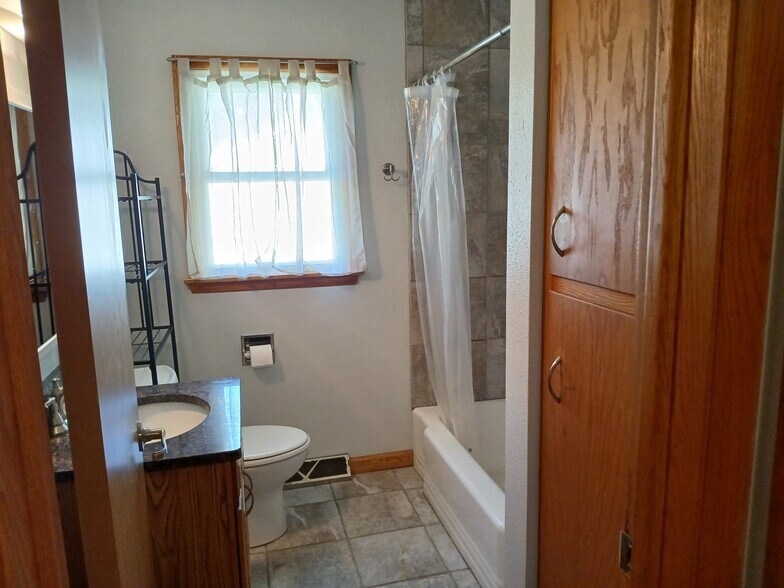 Main floor bath - 1209 9th Ave SE