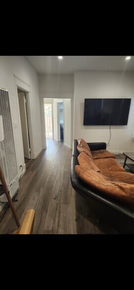 Building Photo - 33 Wavecrest Ave