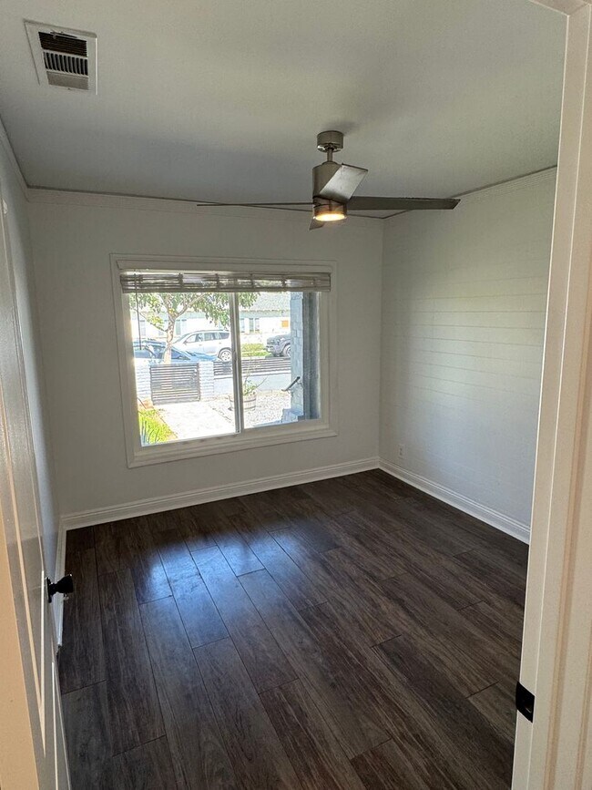 Building Photo - Bright Carson Front House Duplex with Modern Finishes