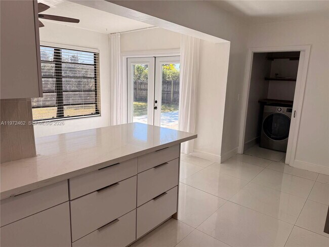 Building Photo - 2813 Bahama Dr