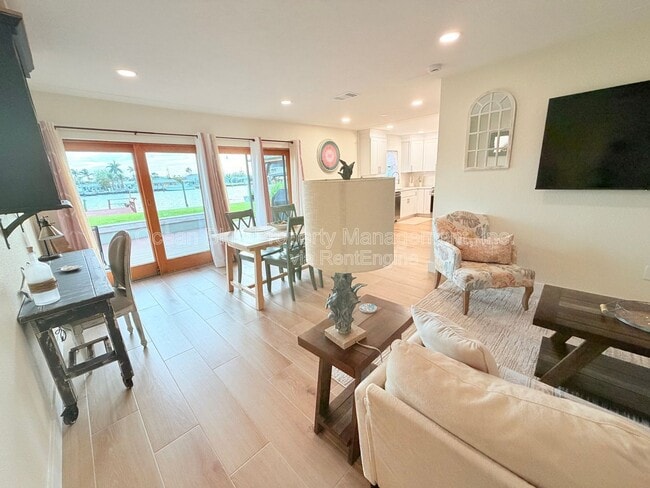 Building Photo - 724 Sunset Cove