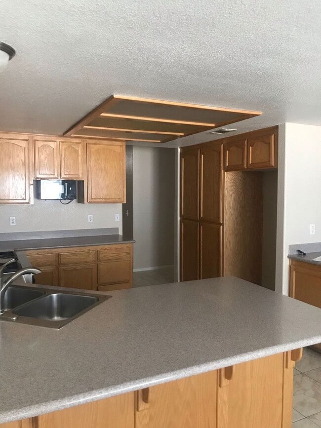 Building Photo - 4 BEDROOM HOME WITH VIEWS, NEAR WAALEW IN SYCAMORE ROCKS AREA OF APPLE VALLEY.