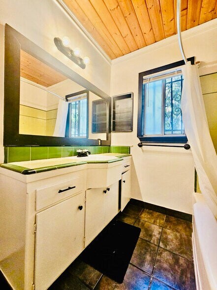 Building Photo - 1850 N La Brea Ave