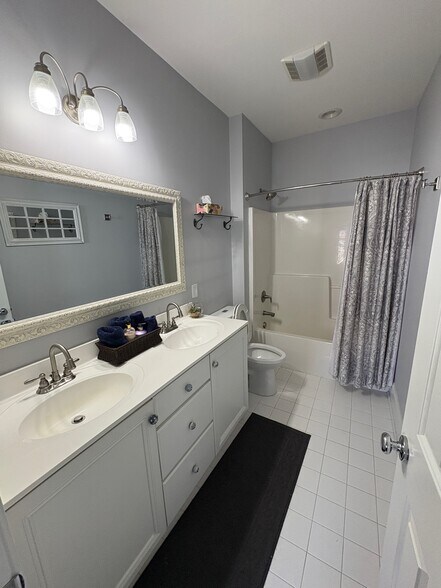 Bathroom 1 Floor 1 - 18879 Bethpage Dr