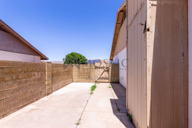 Building Photo - 3841 W Bluefield Ave