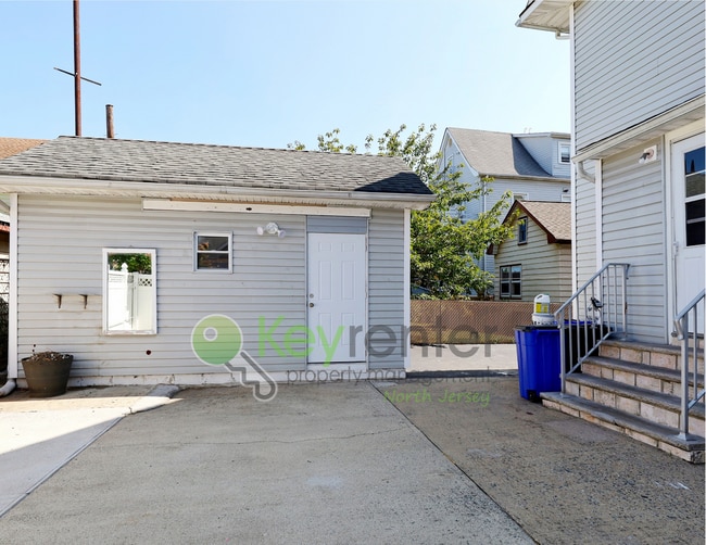 Building Photo - No Broker Fee! Bright & Spacious 3-Bed, 2-...