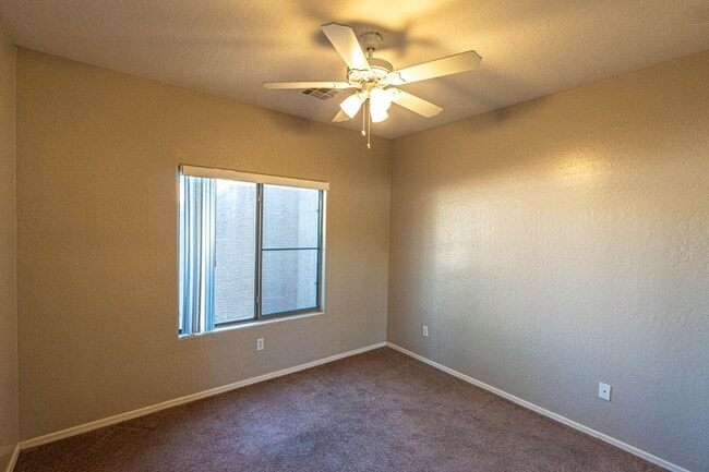 Building Photo - Spacious 2 Bed / 2 Bath Condo in Prime Cha...