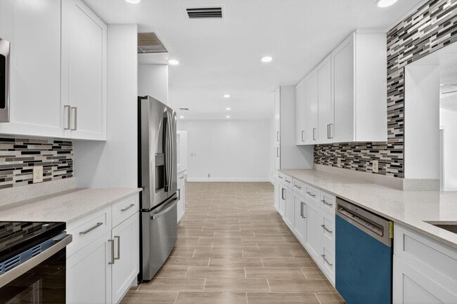 Building Photo - 600 S Mangonia Cir