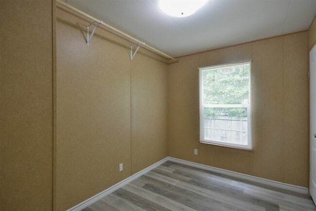 Building Photo - 136 Birchwood Dr
