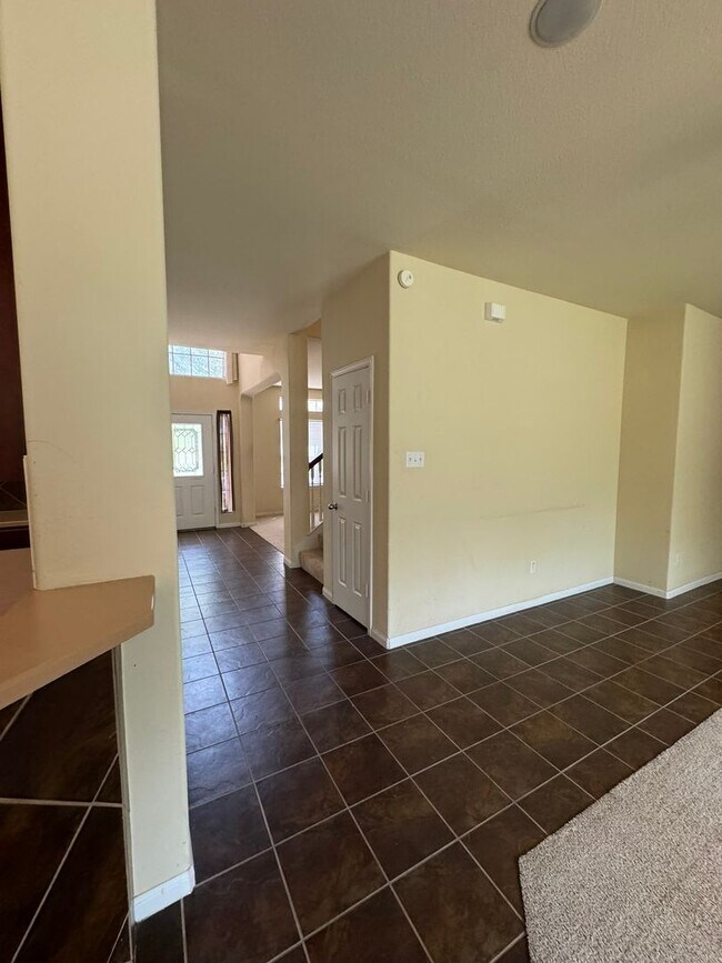 Building Photo - Beautiful 2 Story 4 Bdrm 2.5 Bath With a Loft
