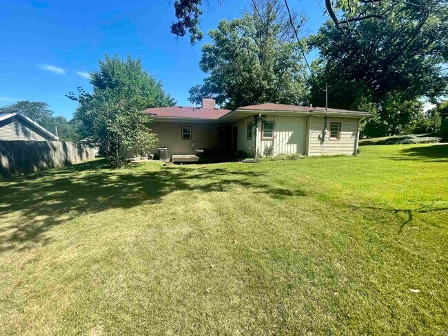 Building Photo - 1822 E 2nd St