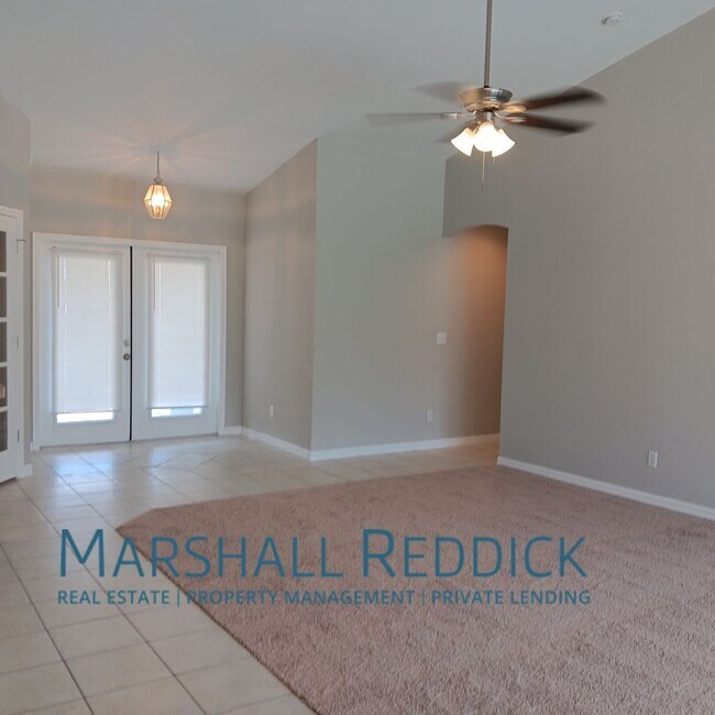 Building Photo - Pool Home 3 Bedroom,with a Den 2 Bath in d...