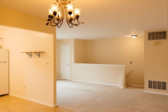 Building Photo - 1304 Normandy Ct
