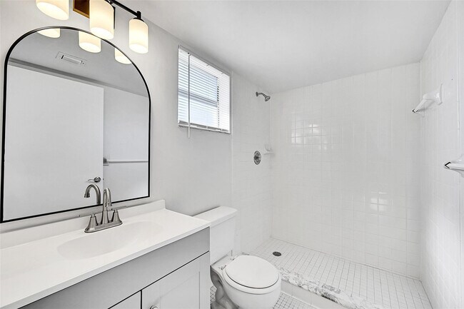 Building Photo - 719 Gardens Dr