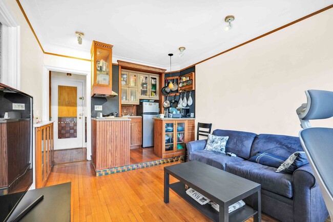 Building Photo - Light-filled one-bedroom in elevator buidl...