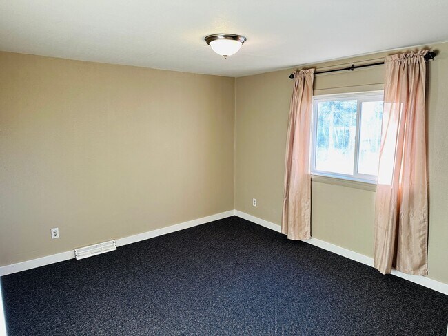 Building Photo - 720 1/2 S. 32nd St.