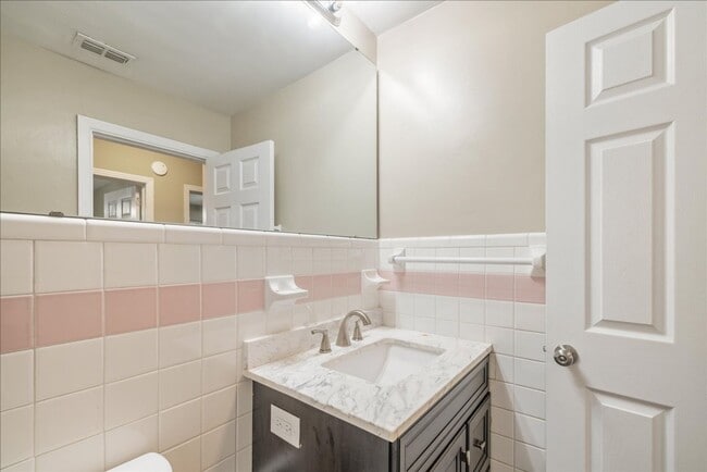 Building Photo - 207 Iris Cir