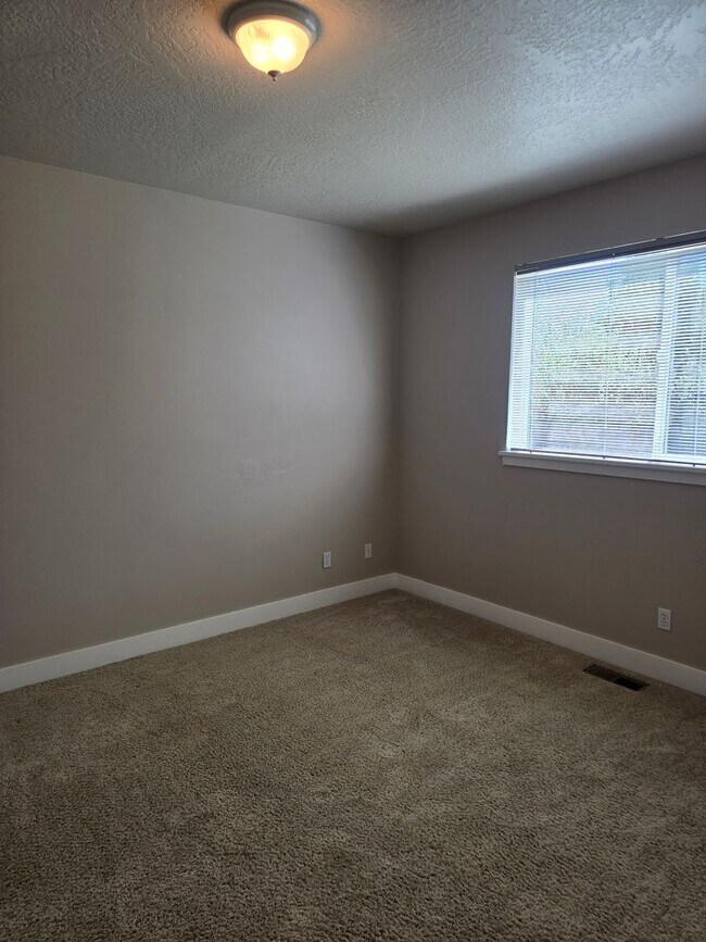Building Photo - Beautiful 3 Bedroom Off Gilham