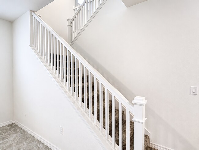 Building Photo - Experience modern & expansive living in this corner-lot 5Bedrooms/3.5Bath home at Ocala!