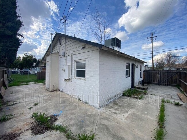 Building Photo - 821 W Houston Ave