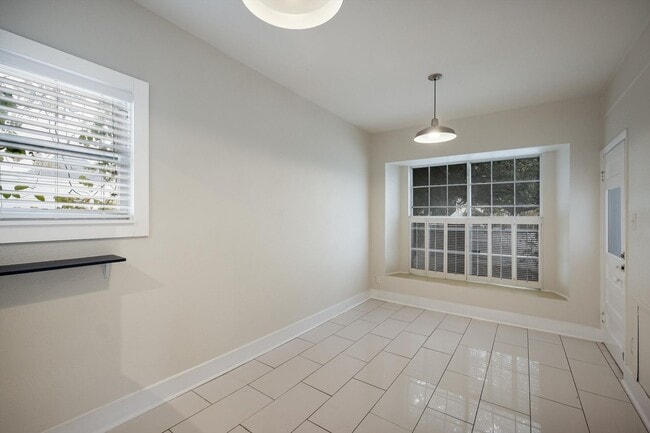 Building Photo - Modern Duplex in Monte Vista!