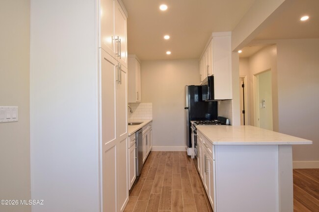 Building Photo - 130 N Cherry Ave