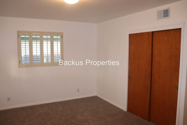 Building Photo - 738 Carmelita Dr
