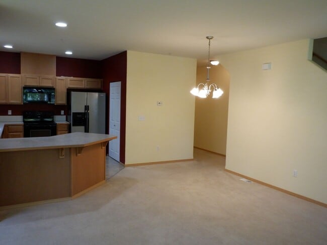 Building Photo - 2010 Garry Oaks Ave