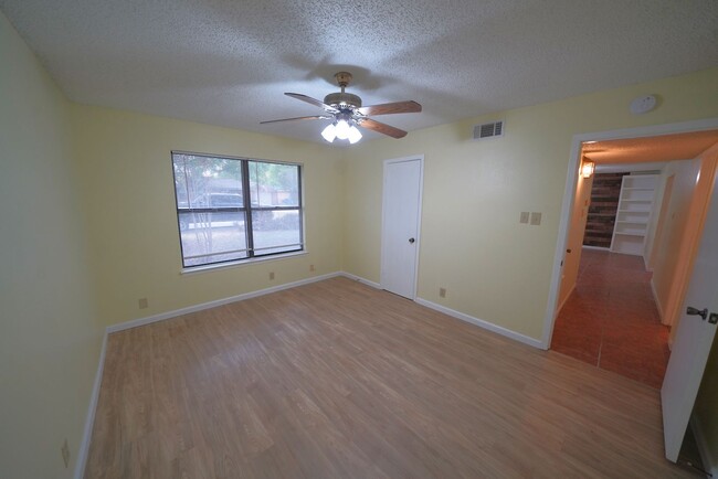 Building Photo - Lovely Home in Cibolo Now Available - Real...