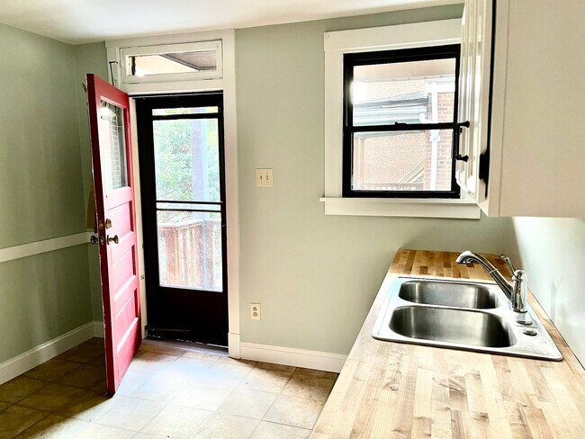 Building Photo - 219 Main St