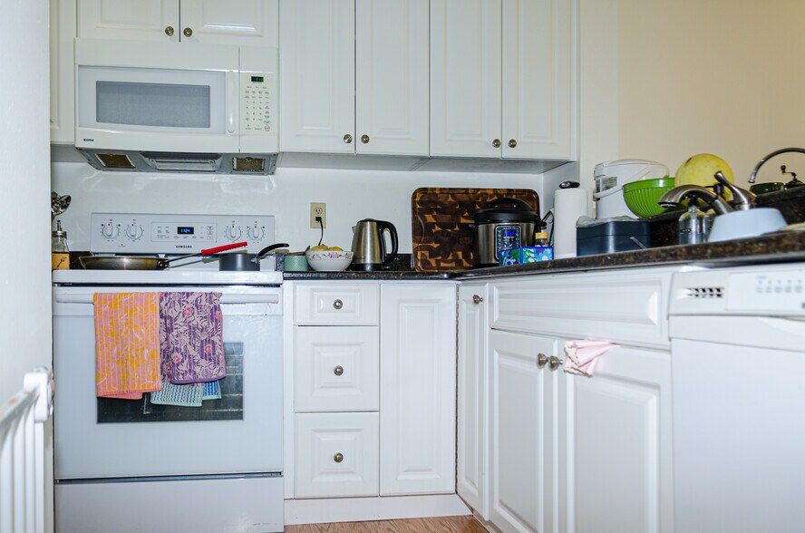 Building Photo - 173 Oak St