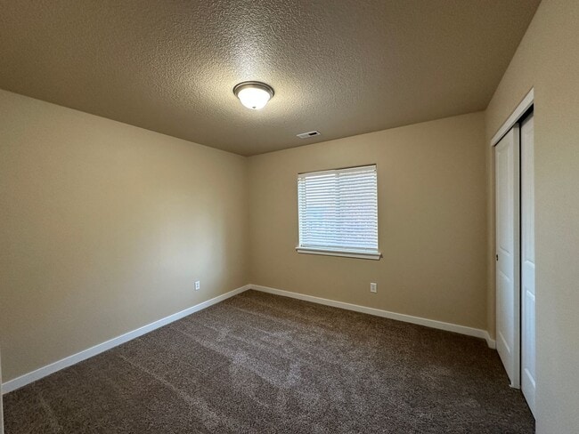 Building Photo - MOVE IN SPECIAL!  Remodeled 3 Bedroom / 2.5 Bathroom Home Southwest Redmond