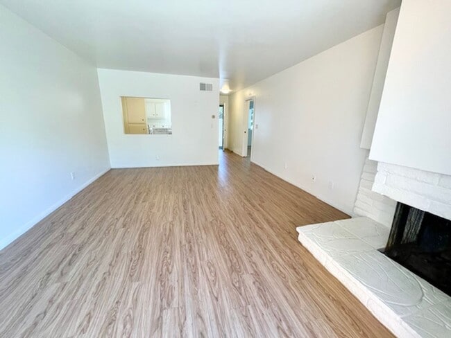 Building Photo - Bright single level 2 bed 1 bath Duplex