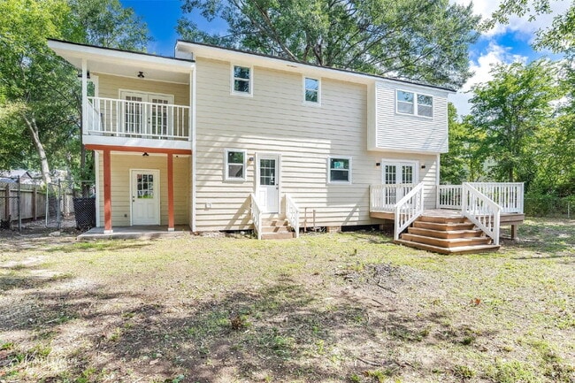 Building Photo - "Spacious 4-Bedroom Gem with a flex room a...