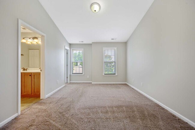 Building Photo - End Unit Townhome in Great Location!