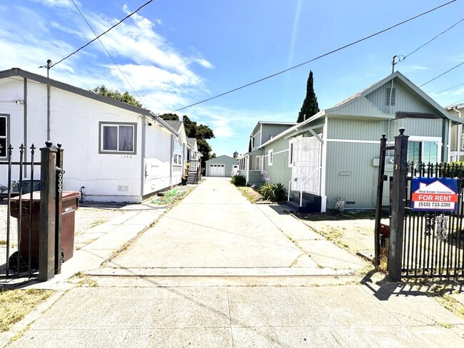 Building Photo - LARGE 4 BEDS 2 FULL BATHS HOUSE FOR RENT!