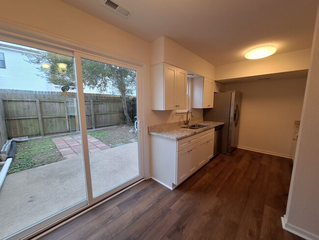 Building Photo - Remodeled Townhome