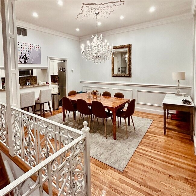 Building Photo - 341 Beacon St