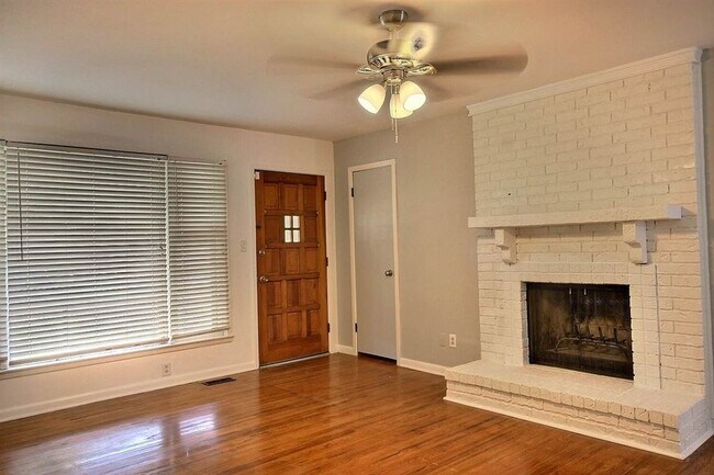 Building Photo - 8306 E Indianapolis St