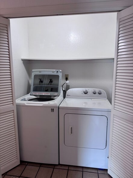 Washer/Dryer - 25912 Hayward Blvd