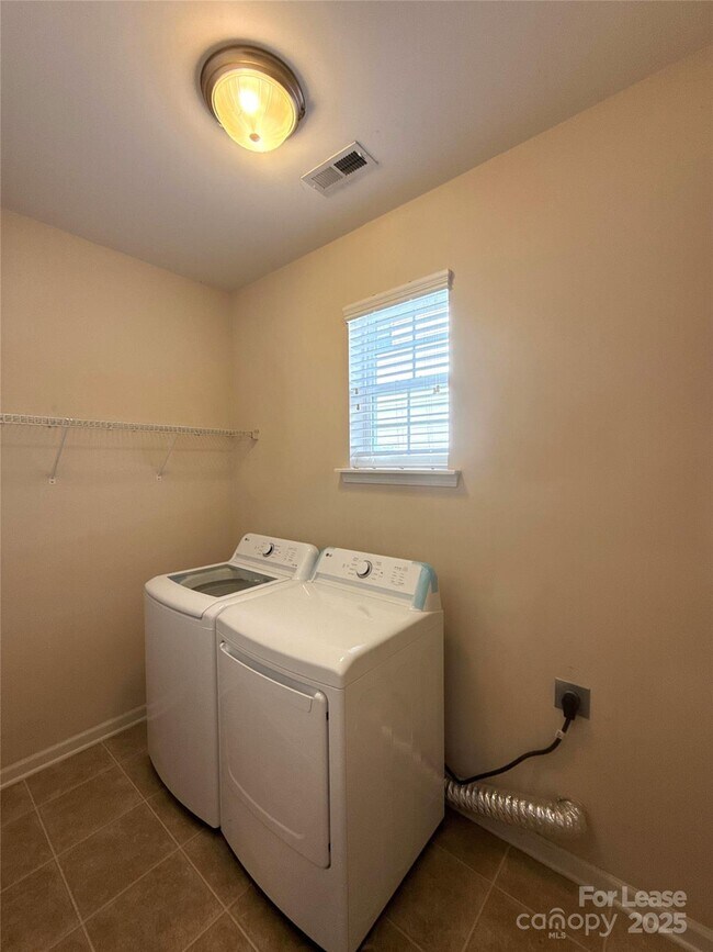 Building Photo - 1697 Lillywood Ln