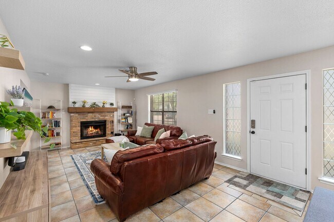 Building Photo - 3 Bedroom/2.5 Bath Northwest Park Subdivision