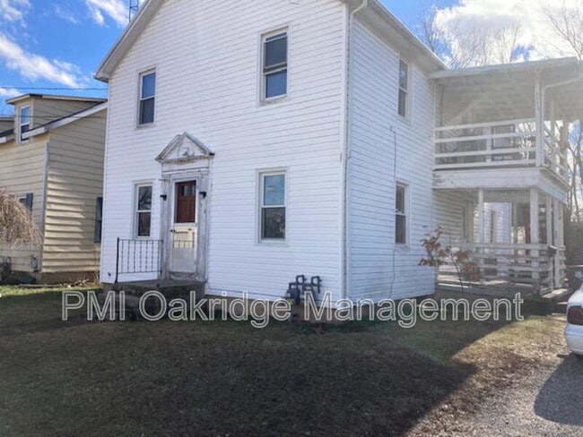 Building Photo - 906 1/2 Race Dr