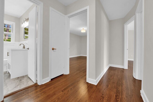 Building Photo - Beautiful Renovated 4 Bedroom 2.5 Bathroom Home for Rent!