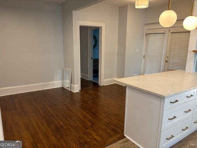 Building Photo - 888 Vedado Way NE