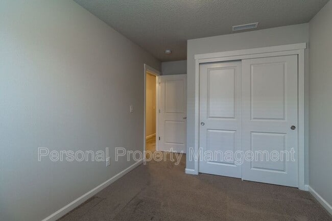 Building Photo - 5831 NE 56th Pl