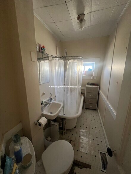 Building Photo - 13 Charnwood Rd