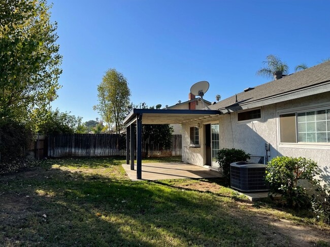 Building Photo - 3 BEDROOM 2 BATH HOUSE WITH 2 CAR GARAGE $...