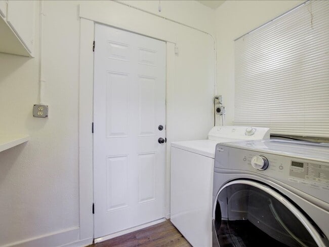 Building Photo - Cozy & Stylish 2-Bedroom Home with Spacious Backyard!  WATER, TRASH AND SEWER INCLUDED!!!!!