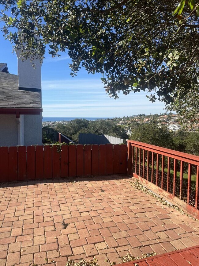 Building Photo - Charming 2-story home in Pismo Beach